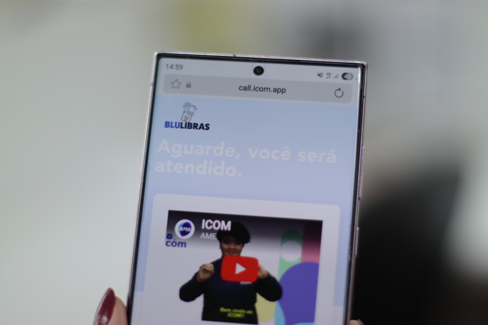 Prefeitura de Blumenau lança o BluLibras, programa inédito de atendimento 24h para pessoas surdas