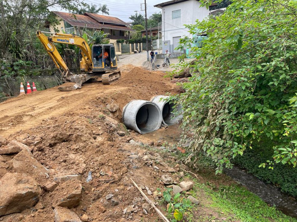 Prefeitura amplia rede de tubulação em rua do bairro Tribess