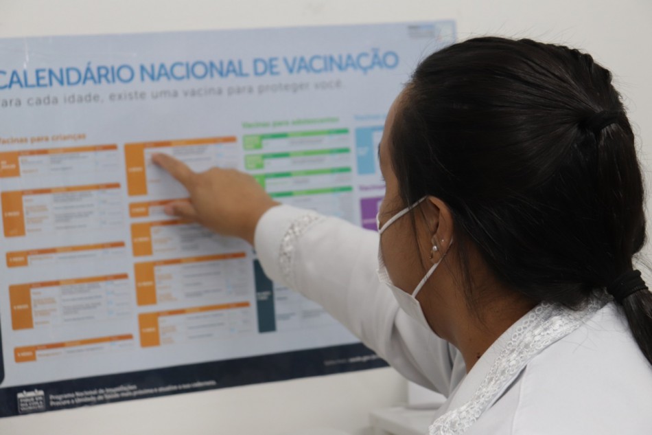 Equipes de saúde atualizam cadernetas de vacinação nas escolas