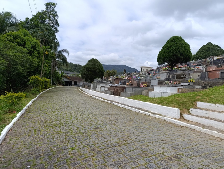 Blumenau realiza manutenção em cemitérios municipais para o feriado de Finados