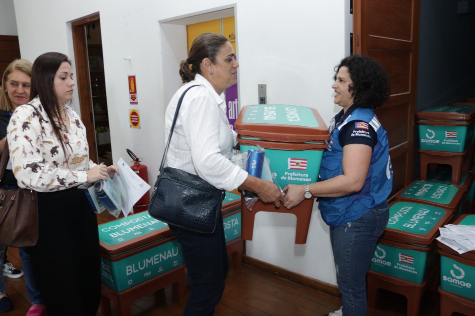 Samae doa kit de compostagem a escolas e creches de Blumenau e reforça o compromisso com a educação ambiental