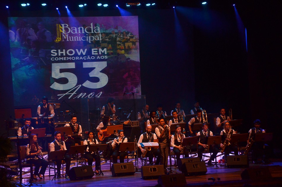 Teatro lota no show de 53 anos da Banda Municipal de Blumenau