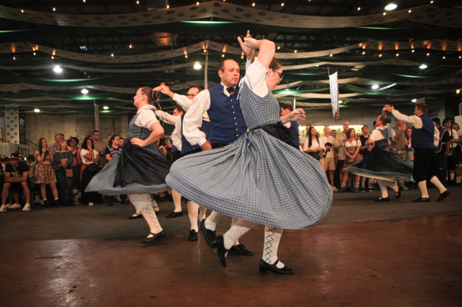 Grupos folclóricos encerram 40ª Oktoberfest como guardiões da tradição