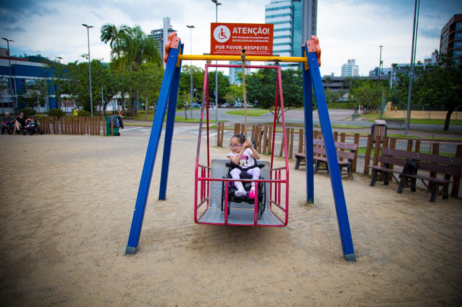 Prefeitura de Blumenau reforça sobre uso exclusivo de brinquedos adaptados para crianças com deficiência