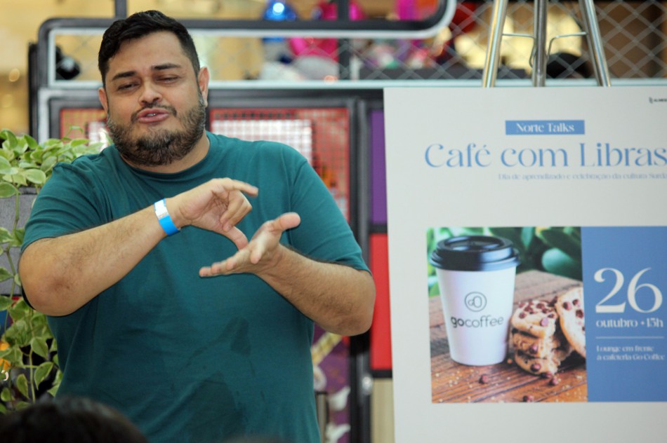 Café com Libras promove inclusão e troca de experiências