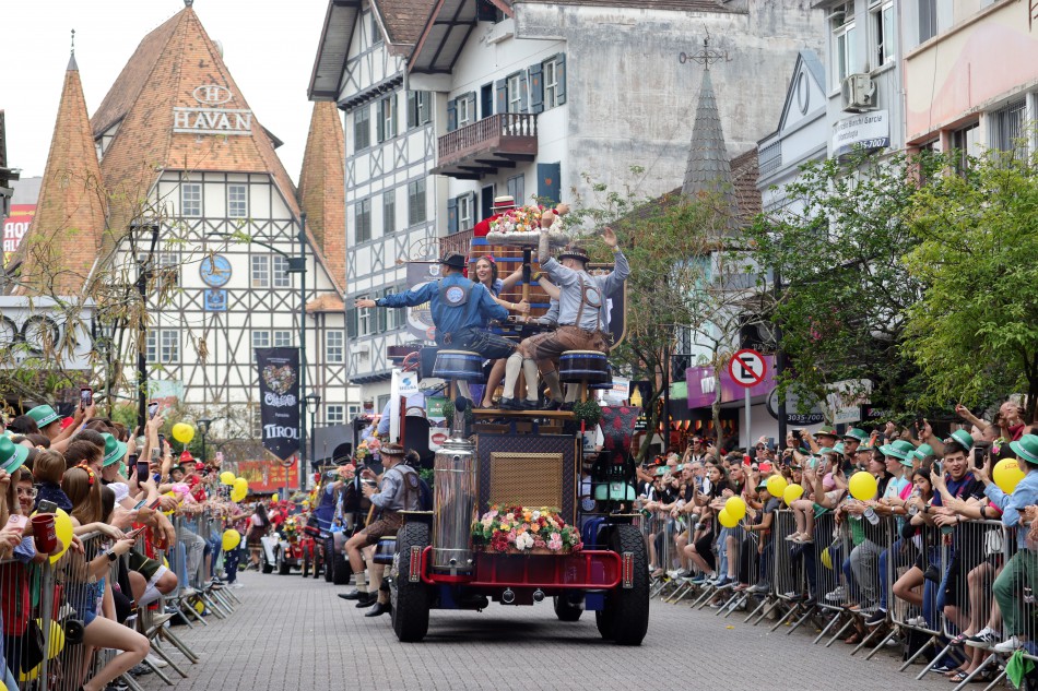 Último desfile da 39ª Oktoberfest Blumenau ocorre neste sábado