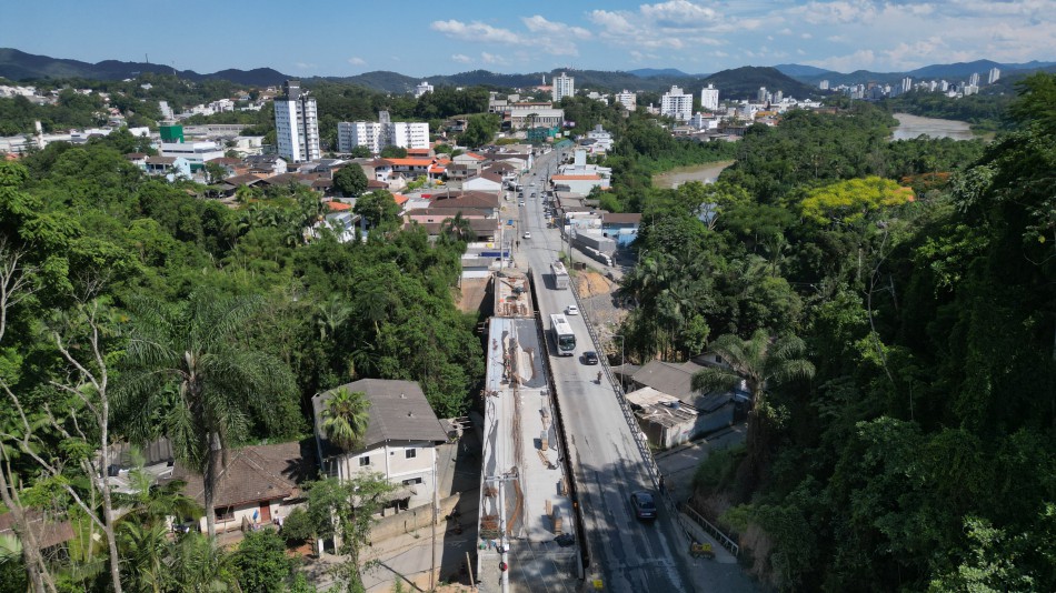 Prefeitura usa período de recesso escolar para avançar obra na Região Norte
