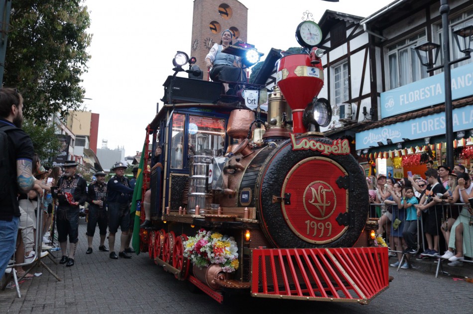 Último desfile da 39ª Oktoberfest Blumenau reúne 22 mil pessoas
