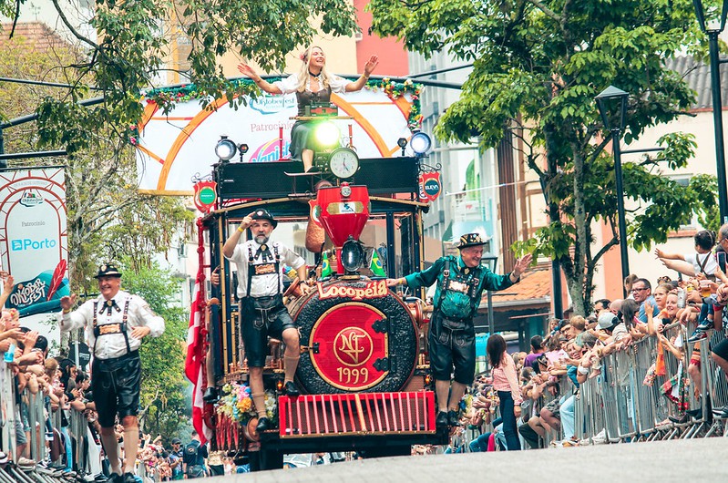 Retorno do desfile de domingo lota Rua 15 de Novembro e celebra sucesso da 40ª Oktoberfest Blumenau