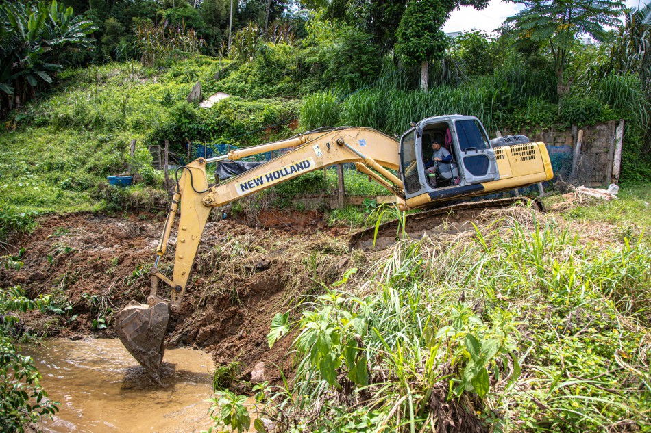 Prefeitura realiza desassoreamento em ribeirões na Região Norte de Blumenau
