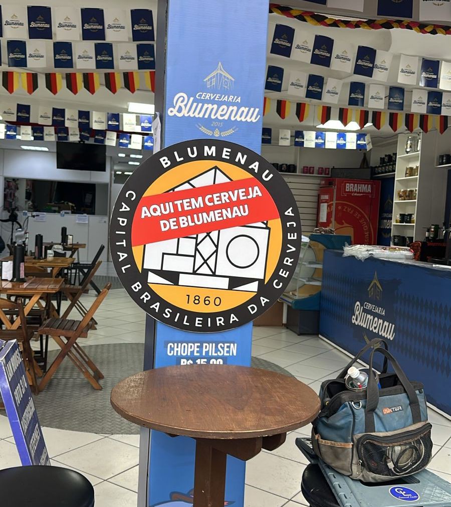 Comércios de Blumenau exibem selo que valoriza produção local e reforça título de Capital Brasileira da Cerveja