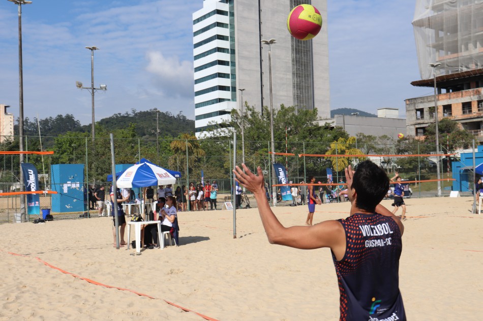 Festival de Vôlei de Praia arrecada alimentos a serem doados a entidades assistências de Blumenau