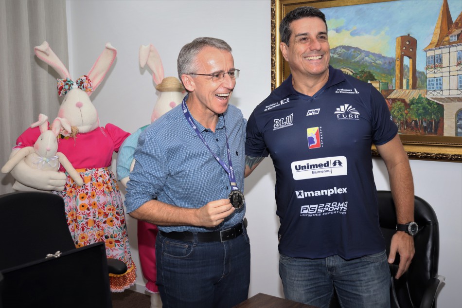 Vice-campeã da Superliga B e com acesso garantido para a elite do Vôlei nacional, elenco do Bluvolei visita a Prefeitura de Blumenau para agradecer apoio