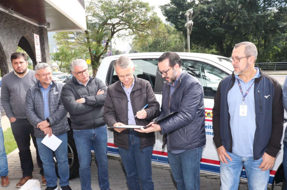 Seplan realiza ato de entrega de veículos e de equipamentos