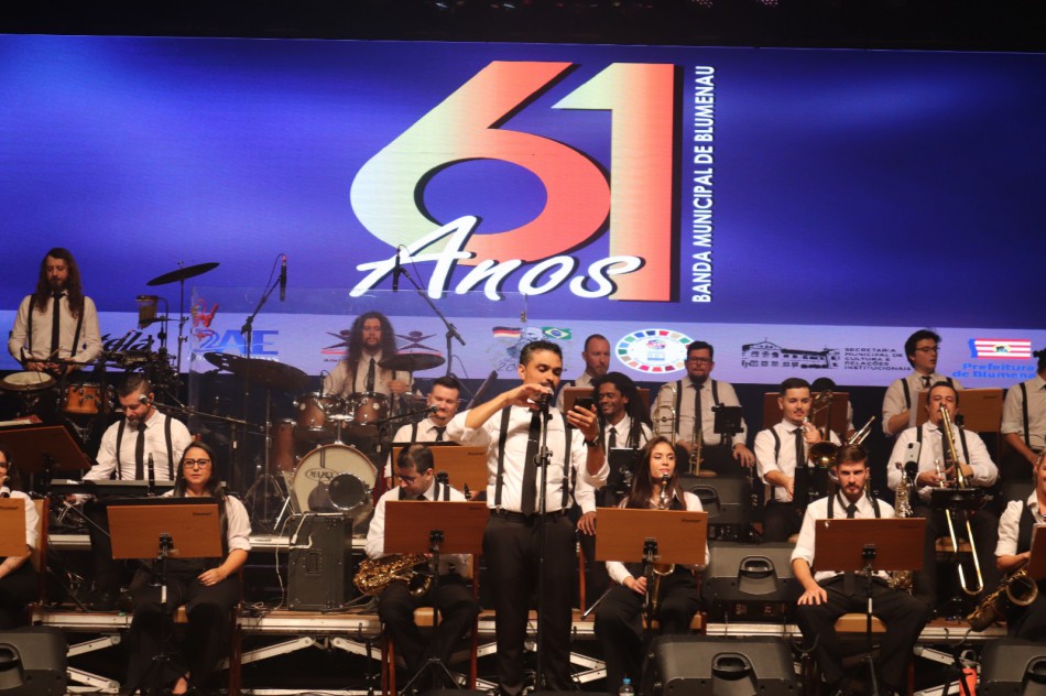 Banda Municipal comemora 61 anos com casa cheia