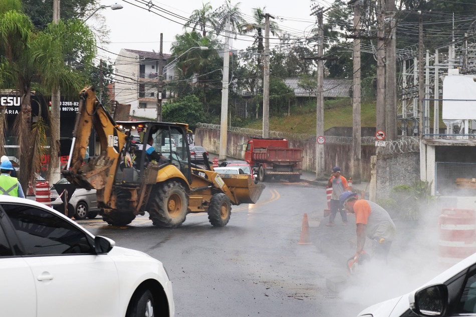 Escavações avançam em obra de macrodrenagem da Rua Divinópolis