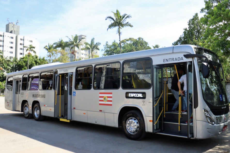 Blumenau apresenta veículo piloto do transporte coletivo com sistema de climatização