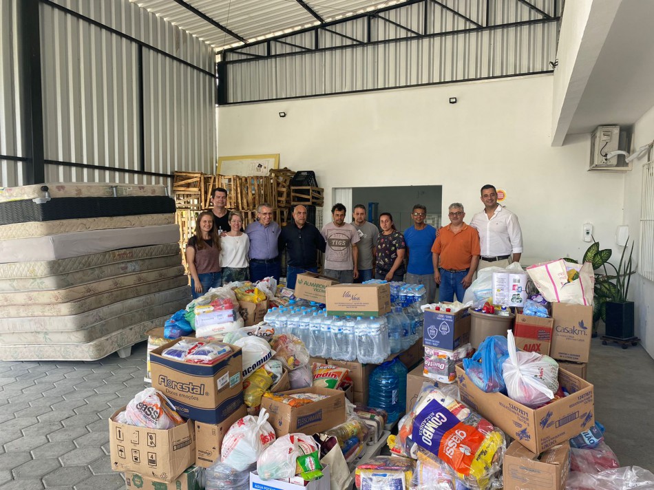 Caminhões com donativos arrecadados para São João Batista e Canelinha são carregados nesta quinta-feira