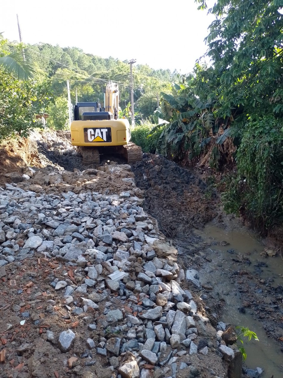 Seurb realiza obras de enrocamentos em vários bairros de Blumenau 