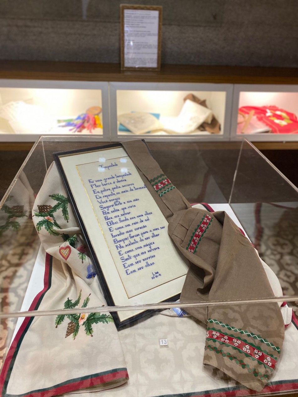 Bordados Meyer são expostos em cofre de antiga agência bancária