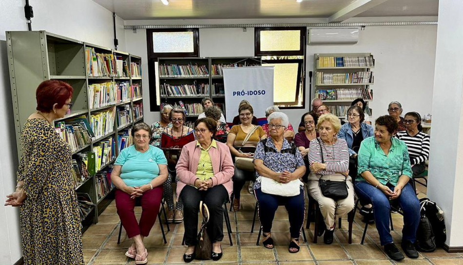 Idosos participam de ação social na biblioteca municipal