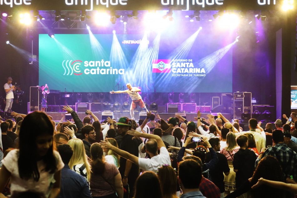 Atração pelo segundo ano consecutivo, Tim Toupet anima Oktobefest Blumenau 