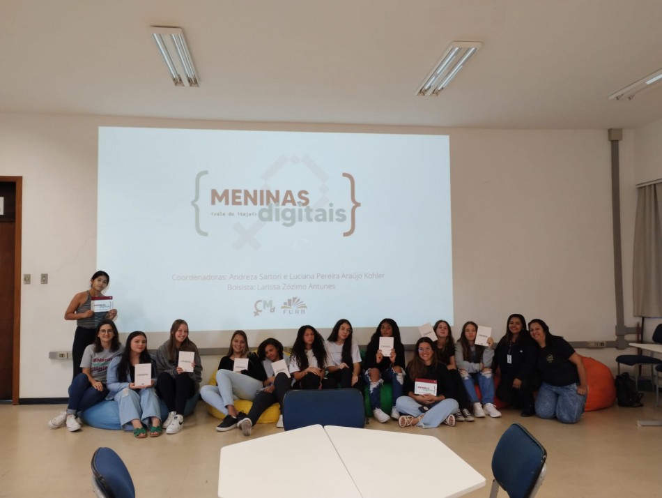 Adolescentes do Cras VII participam do projeto "Meninas Digitais"