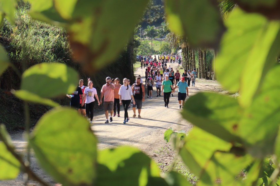 Mais de 2 mil pessoas participam da 12ª Caminhada Ecológica e Cultural da Vila Itoupava