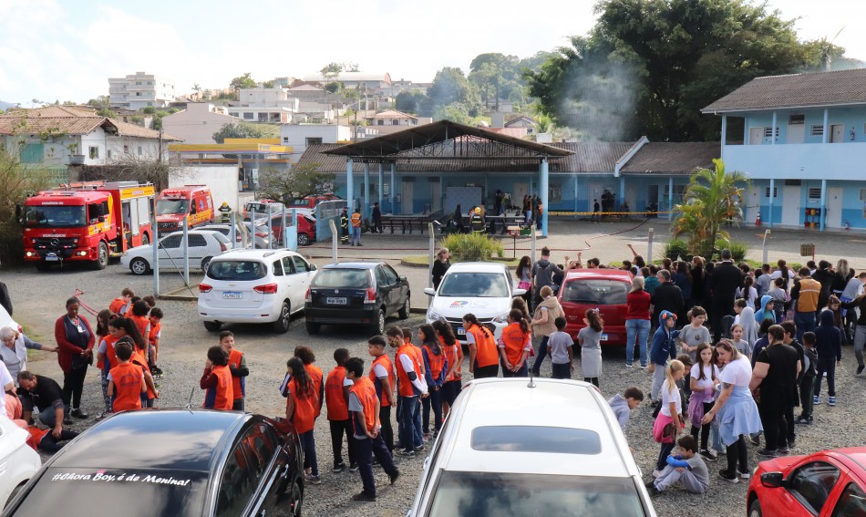 Simulado de evacuação de escola mobiliza cerca de 50 profissionais  