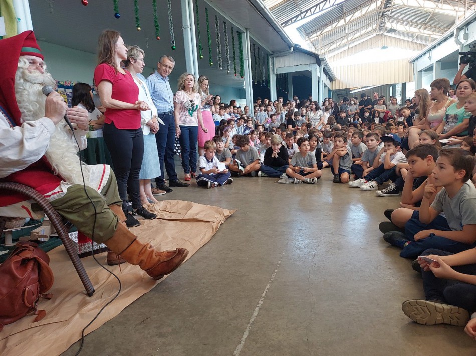 Papai Noel da Lapônia visita alunos da rede pública municipal de ensino de Blumenau