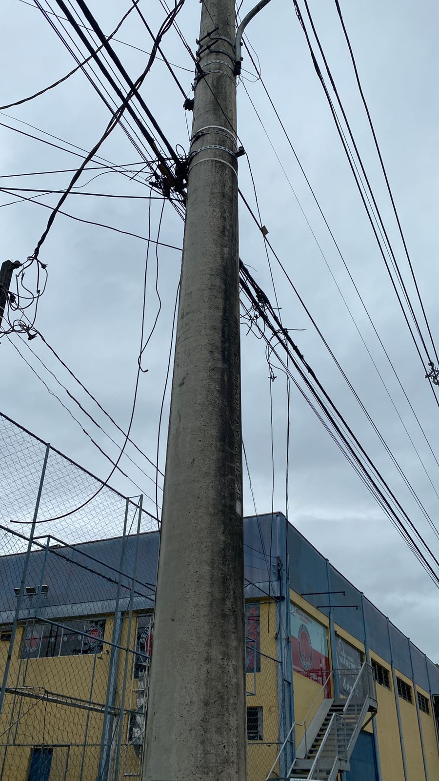 Prefeitura de Blumenau e Celesc fiscalizam situação dos fios de telefonia e TV por assinatura nos postes do município
