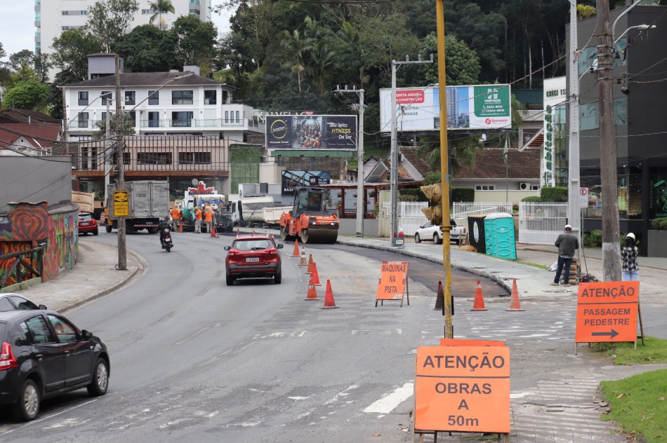 Obra de implantação da quarta faixa na Avenida Martin Luther em etapa de pavimentação