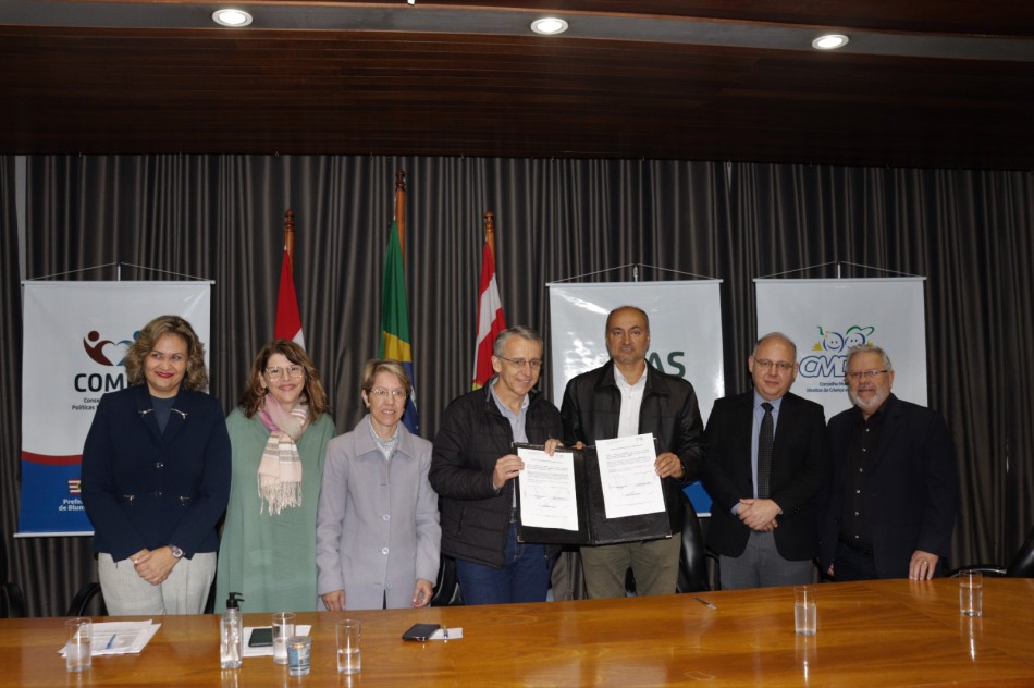 Prefeitura firma parcerias e lança editais para projetos sociais