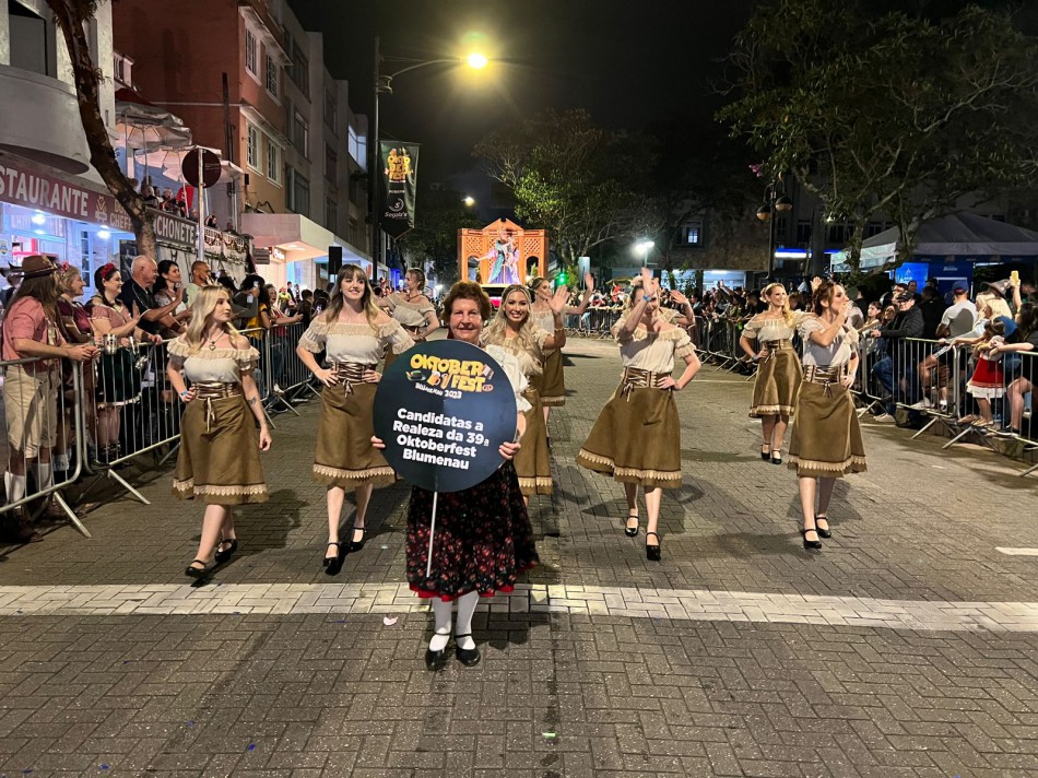 Penúltimo desfile da 38ª Oktoberfest contou com a presença das candidatas à realeza da próxima edição