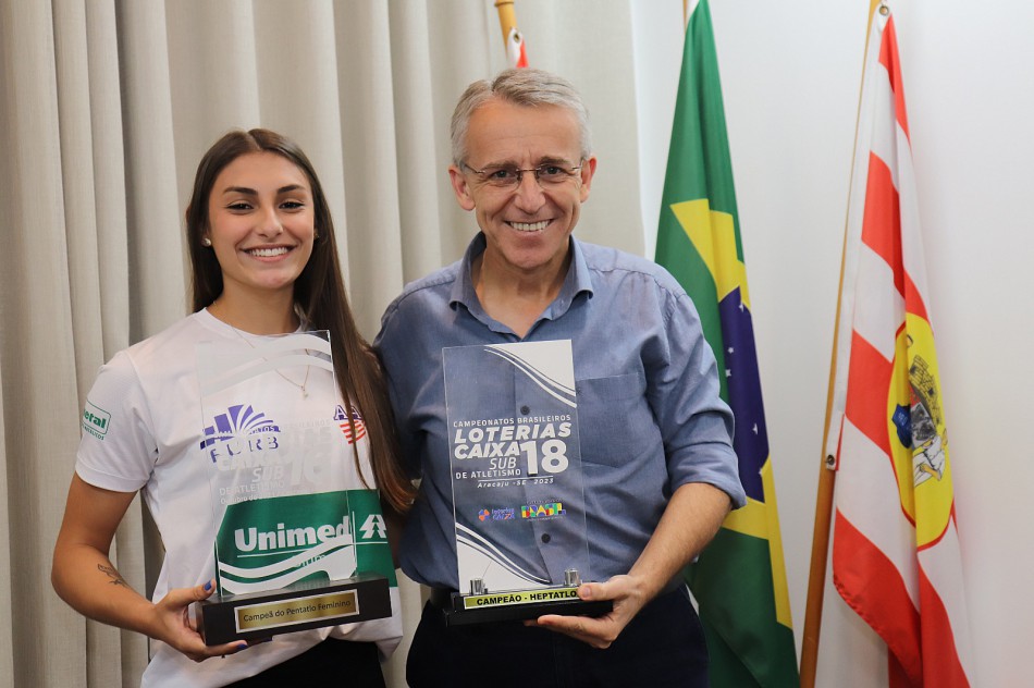 Prefeito de Blumenau recebe atleta blumenauense campeã brasileira sub18 de heptatlo