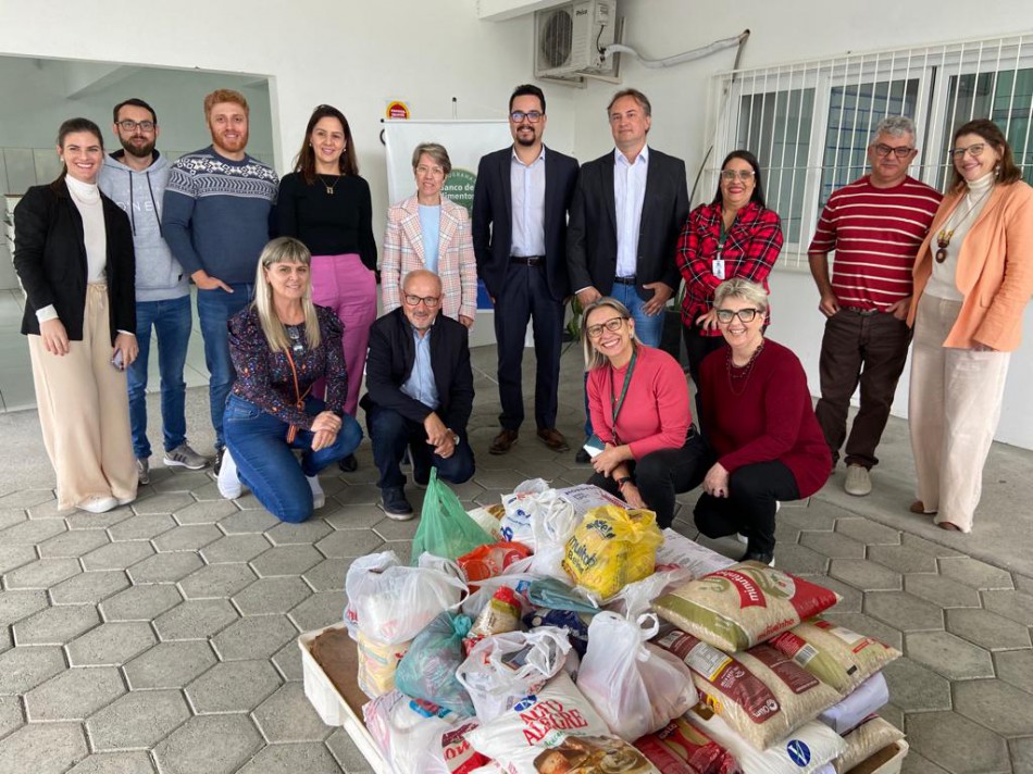 Banco de Alimentos recebe 150 quilos de mantimentos doados por associação de advogados