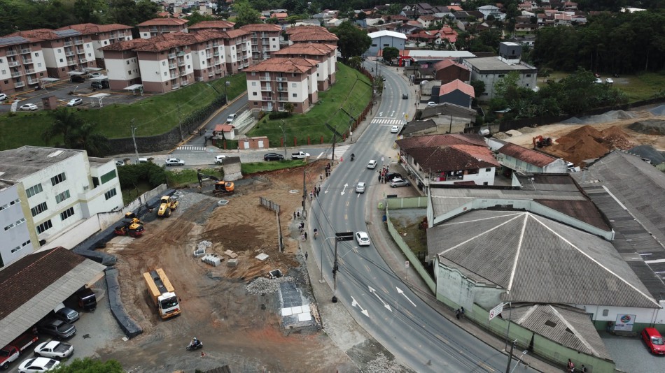 Implantação da rotatória no bairro Água Verde promete melhorar mobilidade na região
