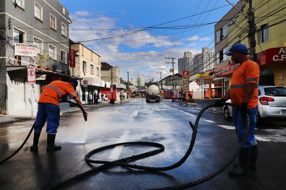 Equipes da Prefeitura fazem limpeza das ruas atingidas após baixa do nível do rio