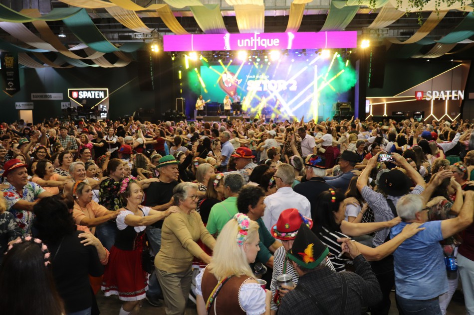 Mais de 8 mil idosos prestigiam edição deste ano da Oktoberfest da Terceira Idade