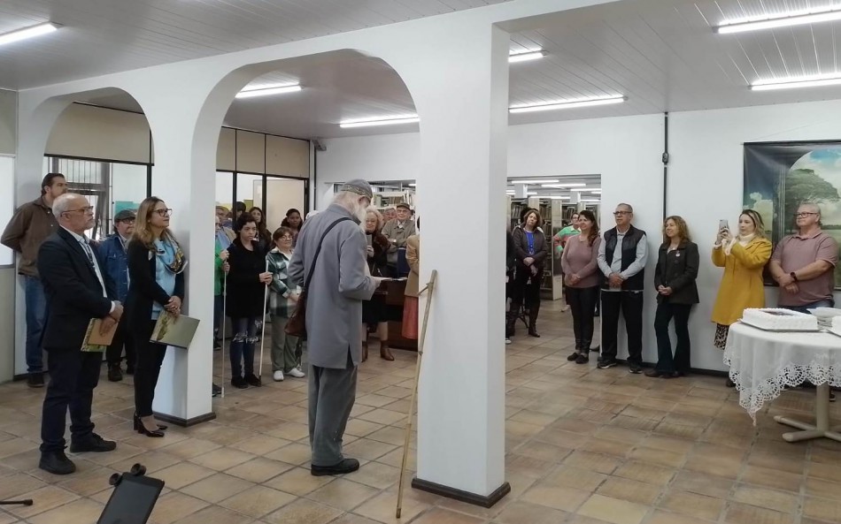 Festa dos 71 anos movimenta biblioteca municipal
