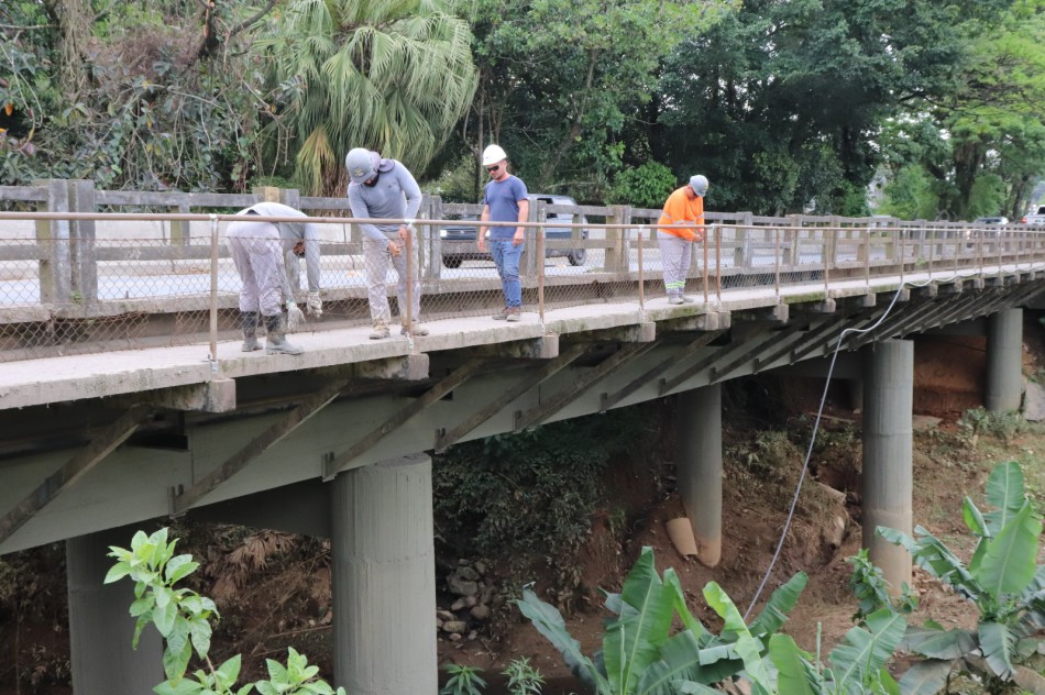 Trabalhos na ponte da Rua Engenheiro Udo Deeke foram retomados na última semana