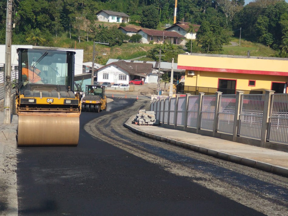Prefeitura realiza etapa de pavimentação asfáltica na Rua Elsa Mette