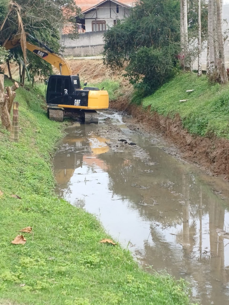 Seurb realiza limpeza de ribeirão na região da Itoupavazinha 