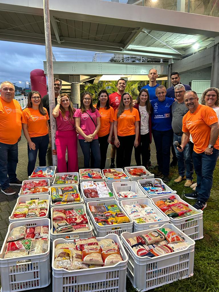 Prefeitura recebe 570 quilos de alimentos arrecadados em jogo de vôlei