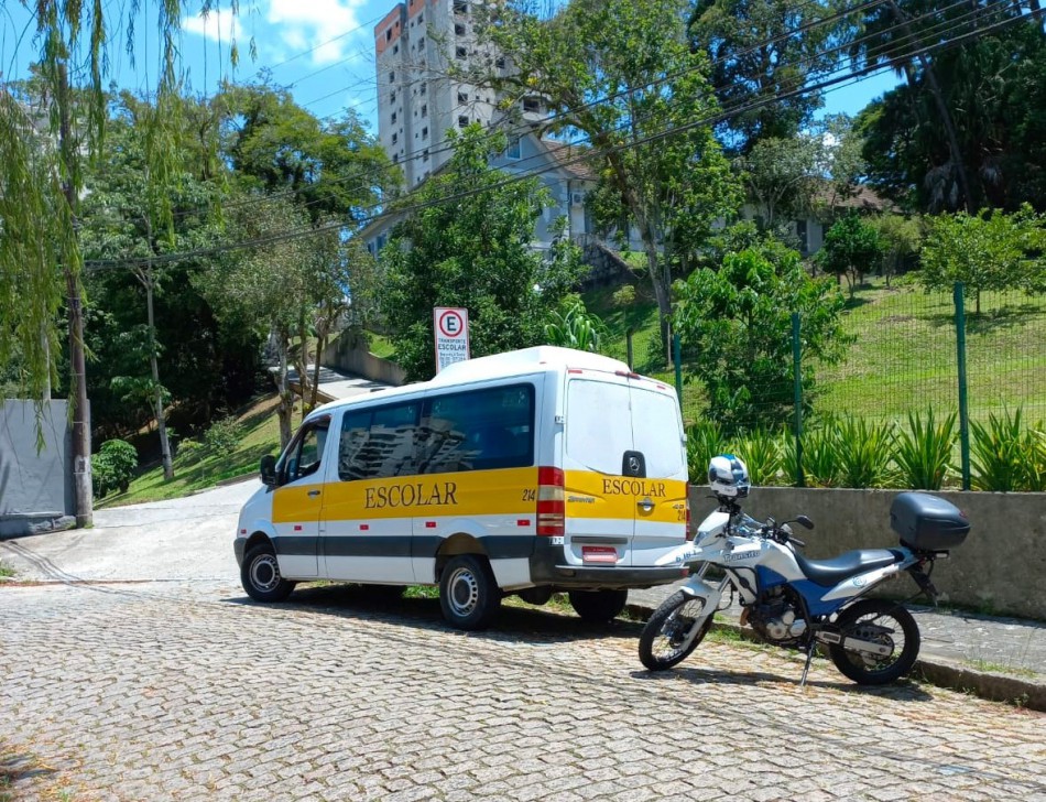 Van escolar é apreendida em Blumenau por falta de vistoria