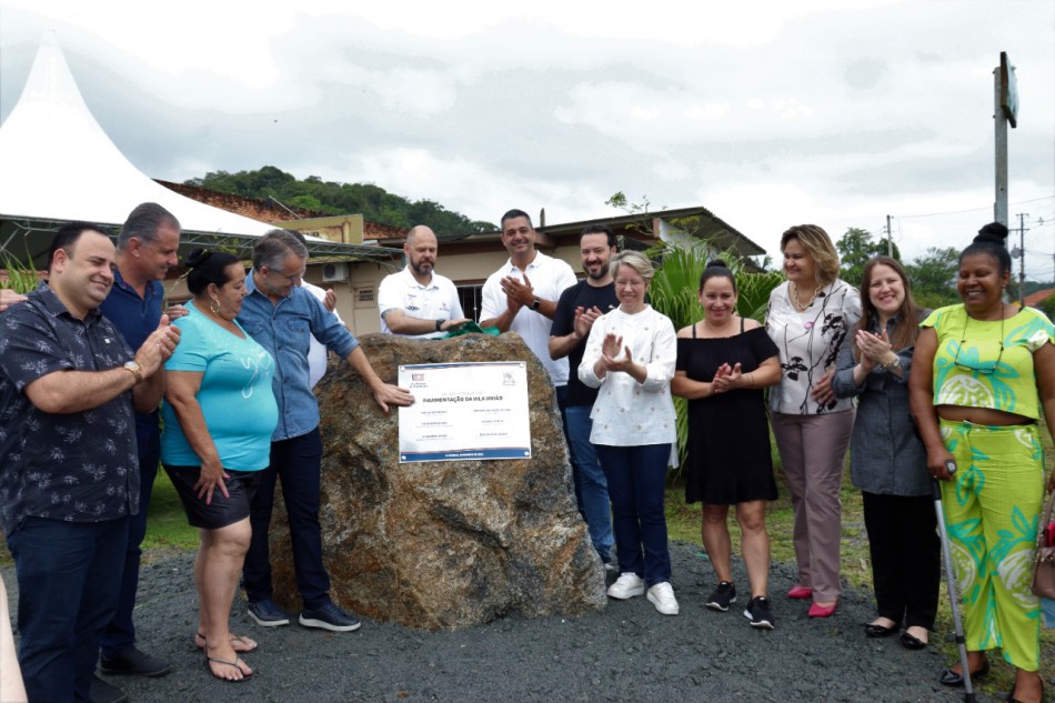 Prefeitura entrega de obra de pavimentação na Vila União 