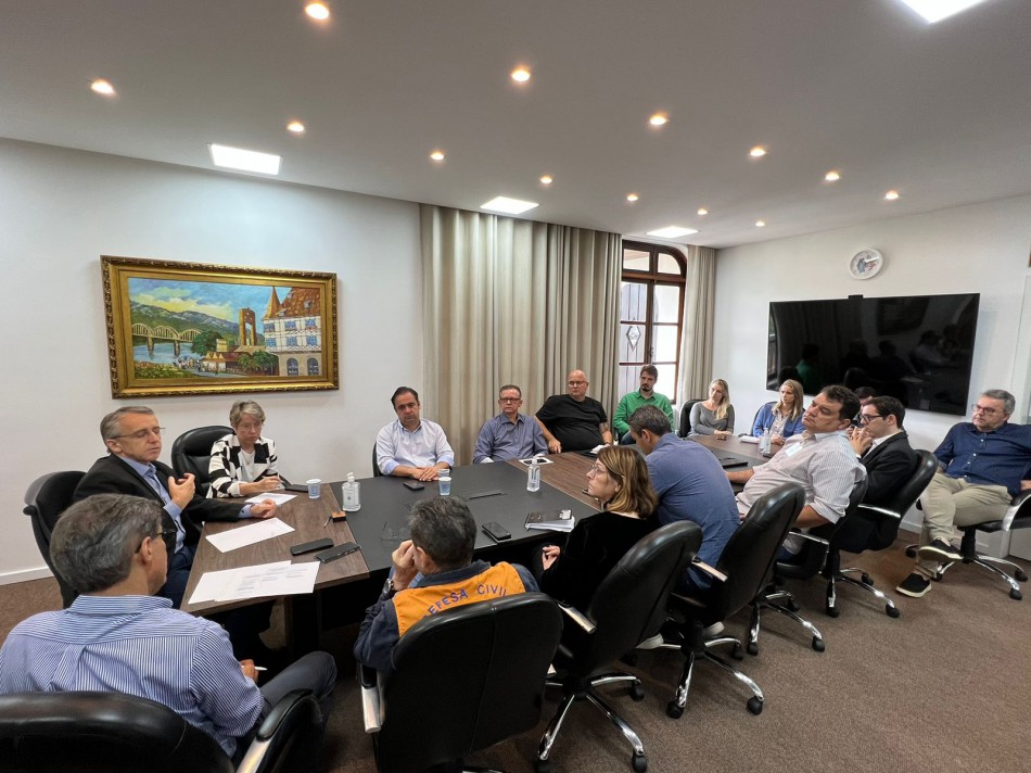 Prefeito reúne equipe de governo para falar sobre medidas de segurança nas escolas