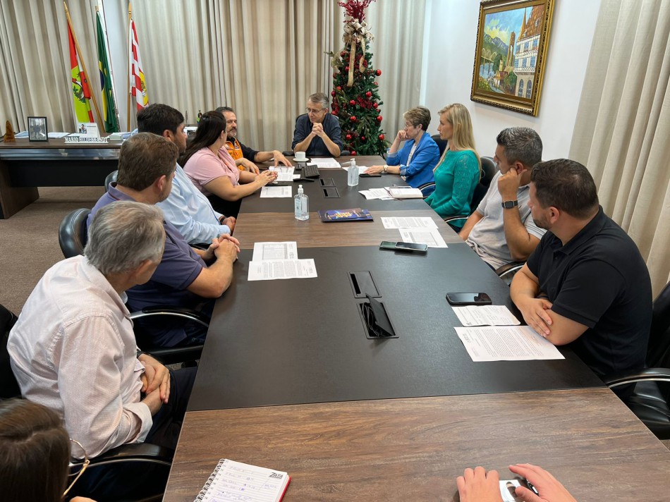 Prefeito Mário Hildebrandt reúne secretários para tratar sobre a situação das chuvas na cidade