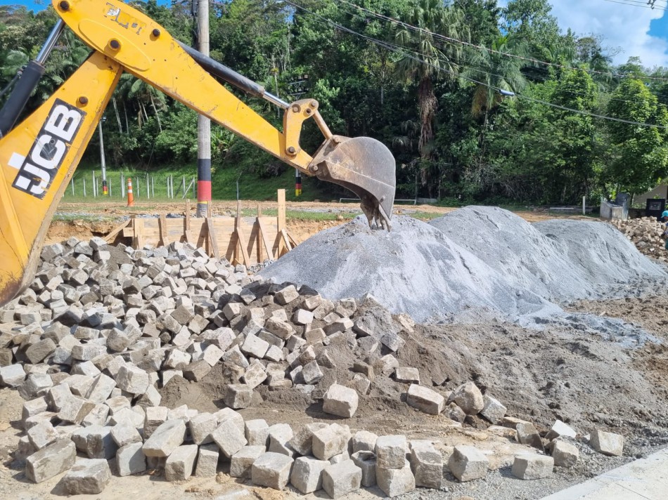 Rua Hermann Hein recebe novo calçamento no núcleo urbano da Vila Itoupava