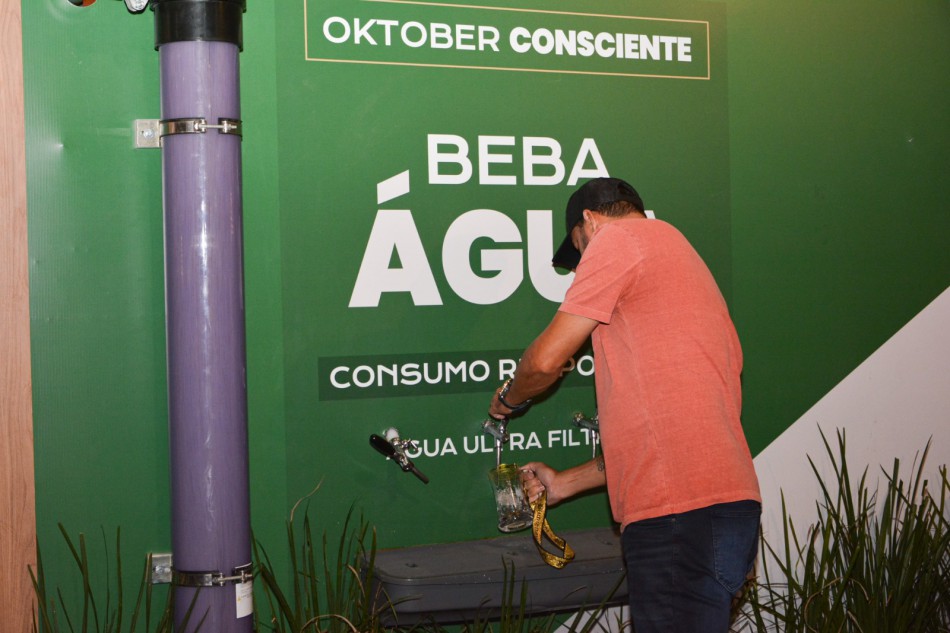 Tá com sede? Bebeu água? Maior festa alemã das Américas oferece água ultrafiltrada de graça para visitantes